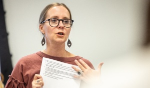 Robyn Wiktorski-Reynolds teaching in a class.